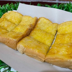 ขนมปังปิ้งเนยนมน้ำตาล