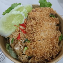 ข้าวผัดต้มยำไก่กรอบ