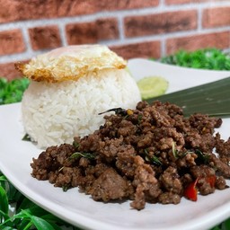 ข้าวราดกระเพราเนื้อไข่ดาว