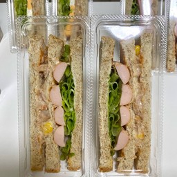 แซนด์วิชไส้กรอกทูน่า