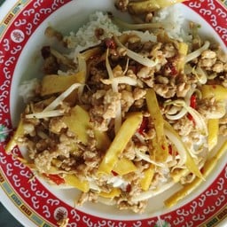 ผัดถั่วงอกใส่หมูสับใส่เต้าหู้ทอดราดข้าว