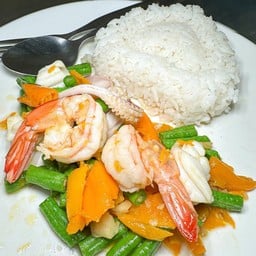 ข้าวราดทะเลผัดพริกเหลือง