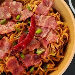 มาม่าคั่วเบคอนพริกแห้ง