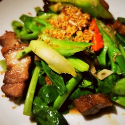 คะน้าหมูกรอบ