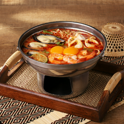 ต้มยำมาม่าหม้อไฟรวมทะเล - Spicy mixed seafood soup in boiled hot pot