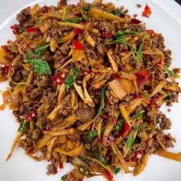 ข้าวกะเพราเนื้อสับหน่อไม้