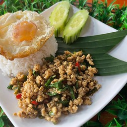 ข้าวราดกระเพราไก่ไข่ดาว