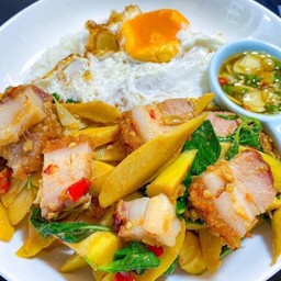 กะเพราหมูกรอบหน่อไม้ดอง