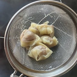 เกี๊ยวหมู เย็นตาโฟ 🥟🐷