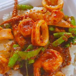 ผัดพริกแกงทะเลราดข้าว