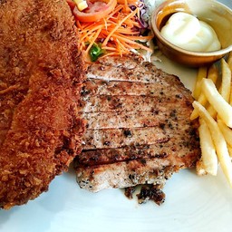 สเต็กหมูพริกไทยดำ+สเต็กปลากรอบ