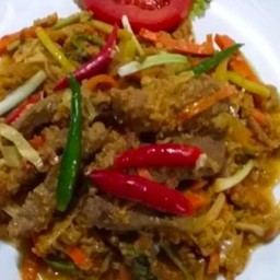 ผัดผงกะหรี่เนื้อราดข้าว