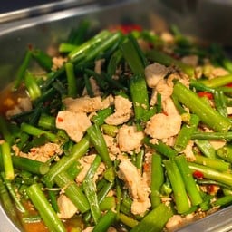 ดอกหอมผัดอกไก่สับ