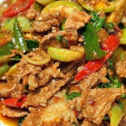 หมูชิ้นผัดพริกแกงรสจัดจ้าน ราดข้าว