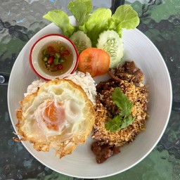 ข้าวเนื้อทอดกระเทียม