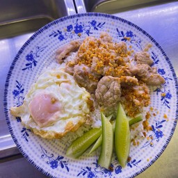 ข้าวหมูกระเทียม( ไม่รวม ไข่ดาว)