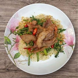 เส้นหมี่ผักกระเฉดหมู
