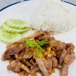 ข้าวราดกระเทียมไก่