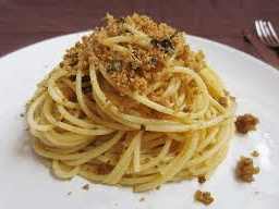 spaghetti aglio olio e peperoncino e mollica di pane croccante