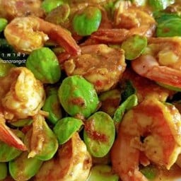 กุ้งผัดกะปิใส่สะตอบีบมะนาวนิดหนึ่งกับข้าว