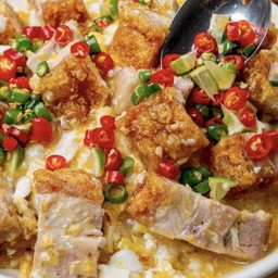 ข้าวไข่ขยี้หมูกรอบ