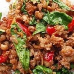 ผัดกระเพราไก่ราดข้าวฉ่ำๆไข่ดาวฉ่ำๆ