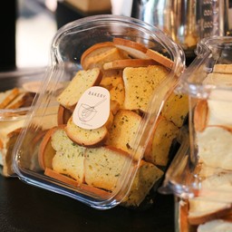 ขนมปังกรอบ (เนยกระเทียม)