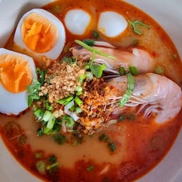 ก๋วยเตี๋ยวต้มยำจุ้ง + ลูกชิ้นปลา + ไข่ต้ม