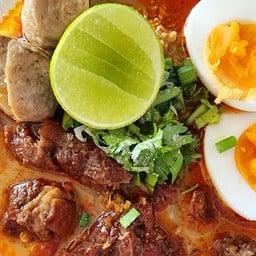 ก๋วยเตี๋ยวต้มยำเนื้อ + ลูกชิ้นเนื้อ + ไข่ต้ม
