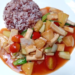 ผัดเปรี้ยวหวานเต้าหู้ เสิร์ฟพร้อมข้าวกล้อง