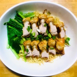 บะหมี่ หมูกรอบ