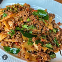 ข้าวราดกระเพราหน่อไม้หมูสับ