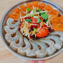 ตำถาดแซลม่อนกุ้งสด