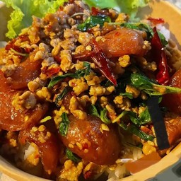 กระเพรากุนเชียงราดข้าว