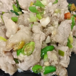 เนื้อเสือร้องไห้ผัดพริกขี้หนูสวน ราดข้าว เนื้อติดมันเนื้อผสมมันกรอบ