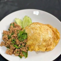 ข้าวกระเพราหมูสับไข่เยิ้ม