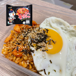 มาม่าไก่เผ็ดซัมยัง +ไข่ +เครื่อง1อย่าง