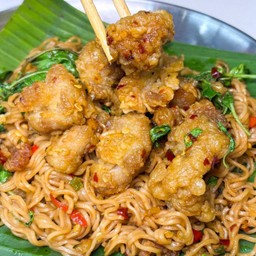 มาม่าผัดกะเพรา ไก่กรอบ