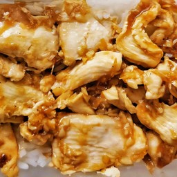 ข้าวไก่ชิ้นกระเทียมพริกไทย