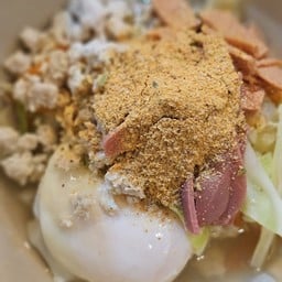 มาม่าต้มยำน้ำข้น (ไก่ ไข่ไก่ ไส้กรอก ลูกชิ้นเอ็นไก่)