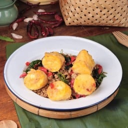 ข้าวกระเพราเนื้อบด + เต้าหู้กระเพรากรอบ