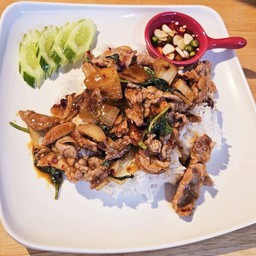 ข้าวหมูชิ้นพริกเผา