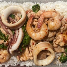 กระเพราทะเลรวมหมูสับ