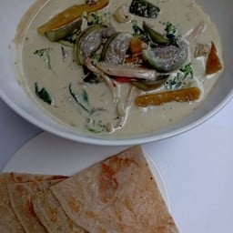 แกงเขียวหวานเห็ด ผักรวม-โรตีกรอบ