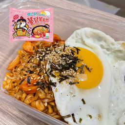 มาม่าเผ็ดคาโบนาร่า +ไข่ +เครื่อง1อย่าง