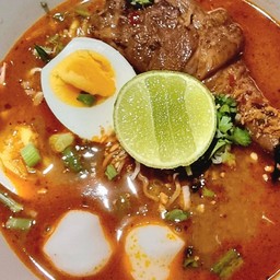 ก๋วยเตี๋ยวต้มยำไก่ตุ๋น + ลูกชิ้นปลา + ไข่ต้ม