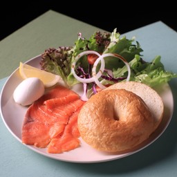 เบเกิลครีมชีสและปลาแซลมอนรมควัน