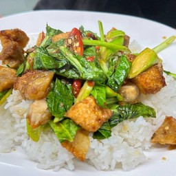 ข้าวราดผัดคน้าหมูกรอบ