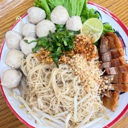 ก๋วยเตี๋ยวแห้งคลุกหมูกรอบ