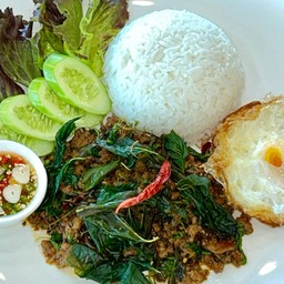 ข้าวกะเพราหมูสับ แก้วมาคอว์